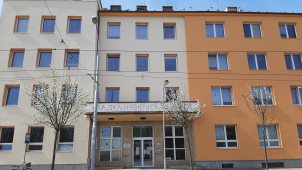 Počet potvrzených aktuálně nakažených klesá ke stovce