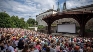Díky rozvolněním 8. června budou plnější divadla i větší akce