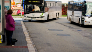 Autobusy objednávané krajem přejdou na prázdninové jízdní řády