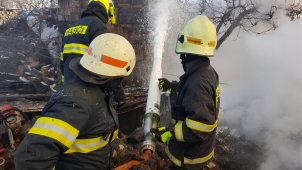 V Uničově hoří sklad se dřevem, na místě zasahují hasiči