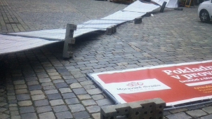 Vítr na Horním náměstí natropil neplechu