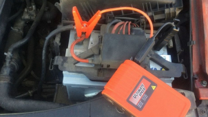 Strážníci pomohli řidiči nastartovat auto