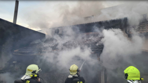 Hasiči ve Slatinicích zasahují u požáru přístavby rodinného domu