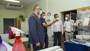 Obecních domovů pro seniory je jako šafránu