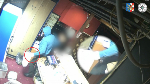 Lupič si z herny odnesl se zbraní v ruce půl milionu