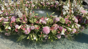 Růžové a bílé květiny krášlí Ariónovu kašnu