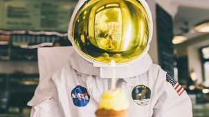 Kosmická loď s atronautem, osmdesátimetrová vyhlídka a další