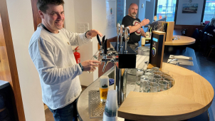 Radnice zachránila hospodu. Lidé se tam obslouží sami