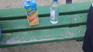 Školáci popíjeli vodku s džusem přímo na dětském hřišti