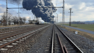 Sloup dýmu ukazuje na obrovský železniční požár