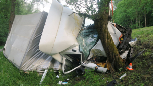 Unavený řidič havaroval a zničil dodávku