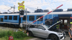 Vlak narazil v Šumperku do osobního vozu