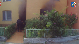 Policisté zachránili muže z hořícího domu