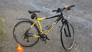 Policie pátrá po řidiči, který v Hněvotíně škrtl o cyklistku