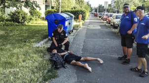 Nenalili mu, protože byl opilý. Tak vysklil výlohu