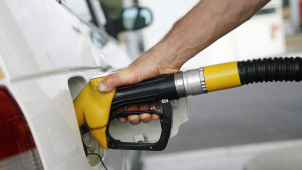 Ceny benzínu padají, jsou nejnižší od dubna