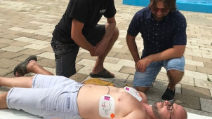 Kroměříž má na koupališti defibrilátor. Může zachraňovat