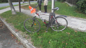 Opilý cyklista nezvládl svou jízdu, naboural do osobáku