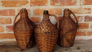 Zloděj v Pohořanech ukradl demižony se slivovicí