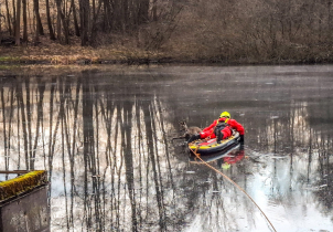 Odvážní hasiči se vydali na tenký led