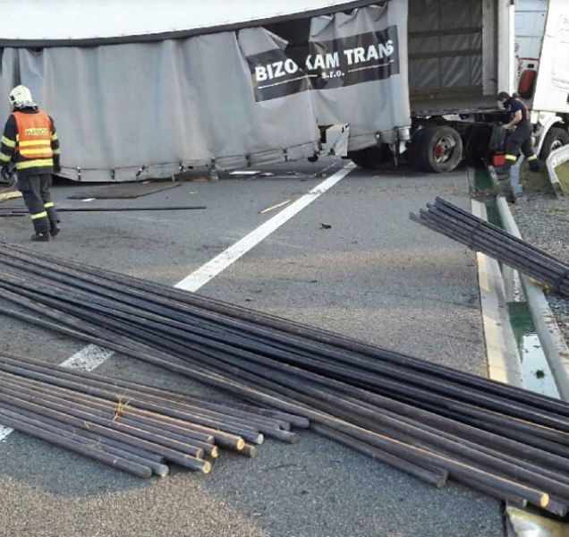 Nehoda kamionu zablokovala D1