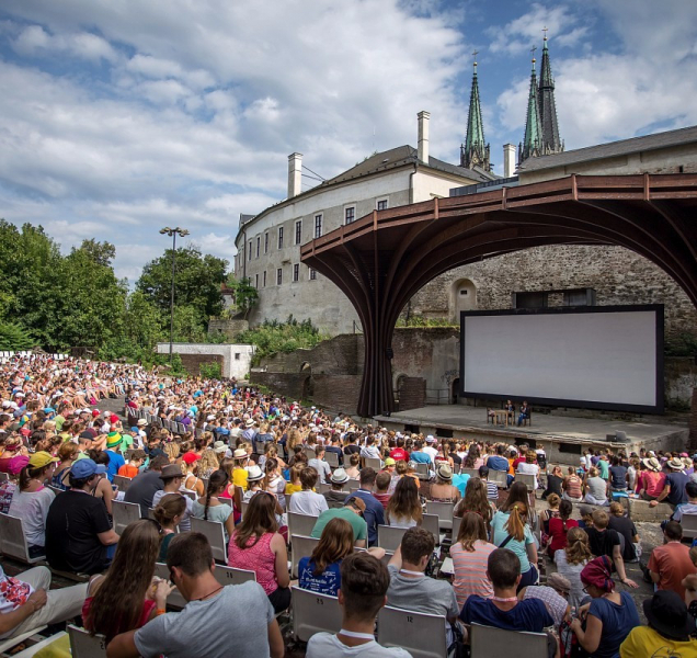 Letní kino zahajuje sezónu, zatím bez piva a popcornu