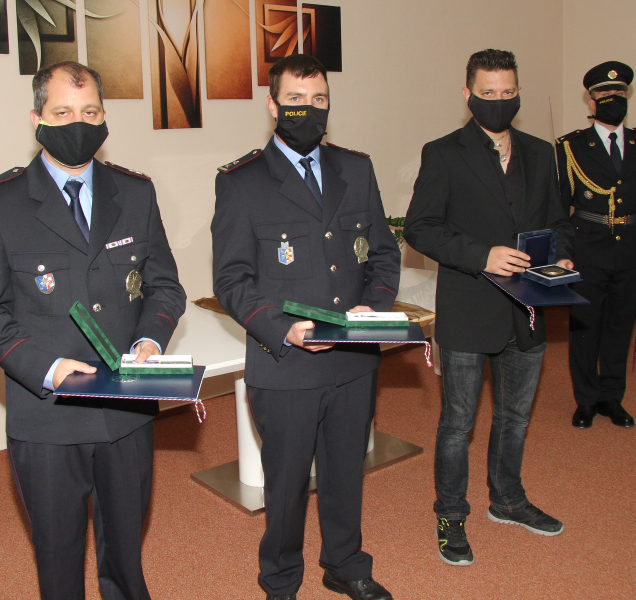 Za záchranu dvou žen dostali plaketu a medaili Za statečnost