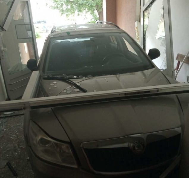 Nepřišla na oběd. Najel autem do vchodu domu, kde bydlí