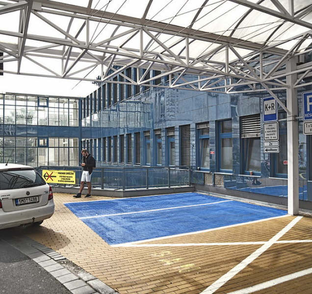 Fakultka zavádí modré parkovací zóny