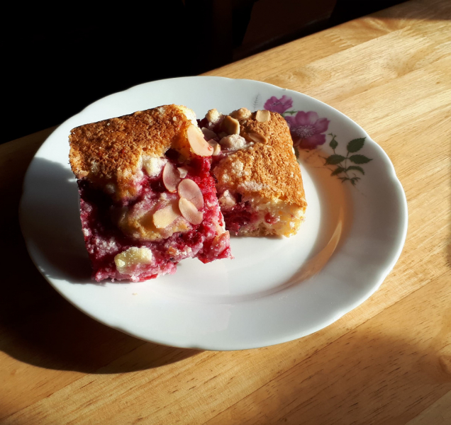 Sladký recept na sobotu? Mandlový koláč s rybízem