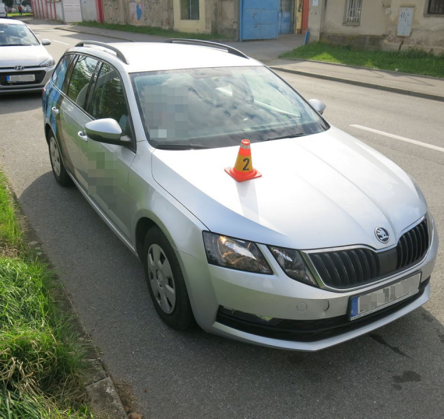 Žena na D46 bourala kvůli krytu, který jí přistál na čelním skle