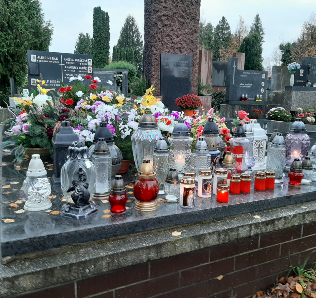 Olomoučané si dnes připomínají zesnulé, k hrobům chodí v rouškách