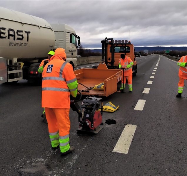 Ředitelství silnic a dálnic v kraji bojuje s výtluky i námrazou