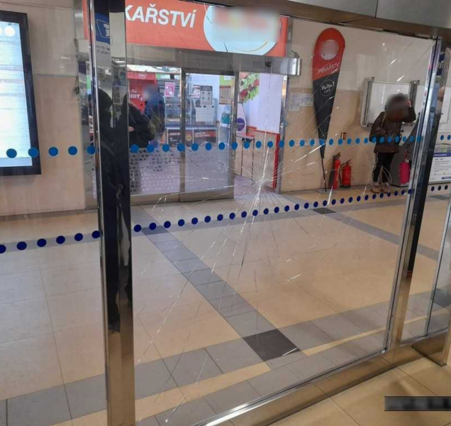 Mužovu špatnou náladu odnesla skleněná výloha na vlakovém nádraží