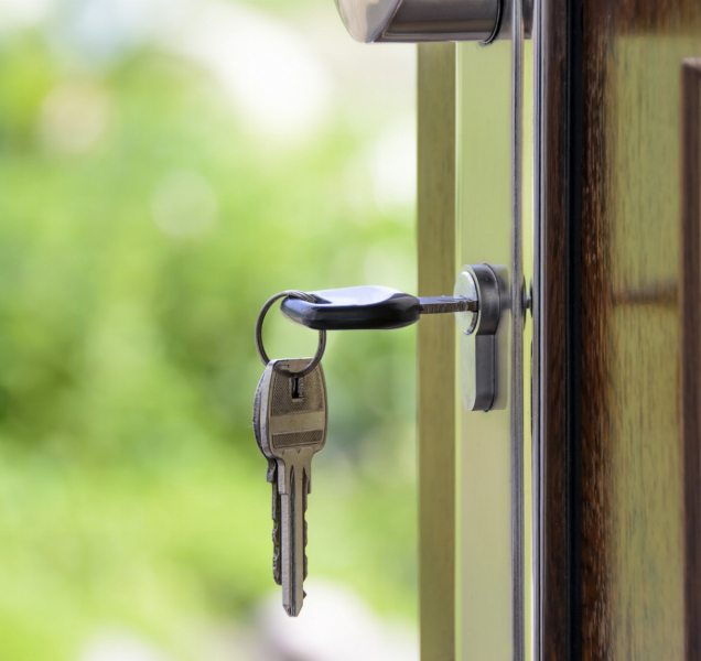 Žena po hádce odešla z bytu bez klíčů, pomohli jí strážníci