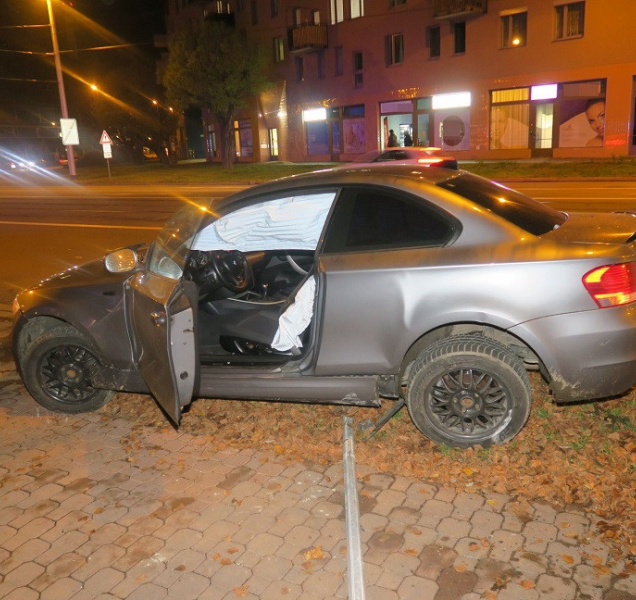 Osmnáctiletý mladík přehnal rychlost a boural