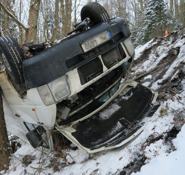Vůz se převrátil na střechu a skončil v prudkém srázu