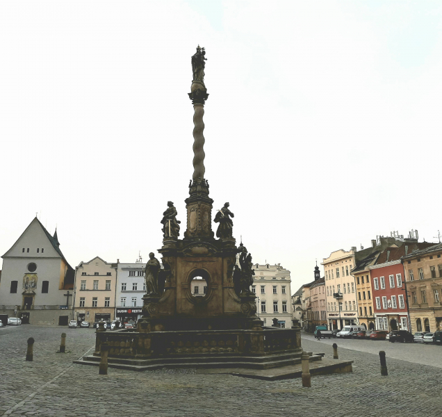 Studentky pokoušely štěstí prolézáním Mariánského sloupu