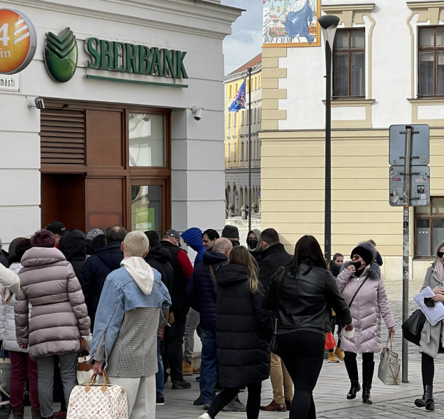 Před olomouckou pobočkou ruské banky Sberbank stojí davy lidí