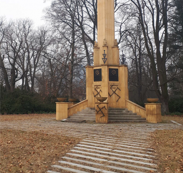 Neznámý vandal počmáral památník Rudé armády hákovými kříži