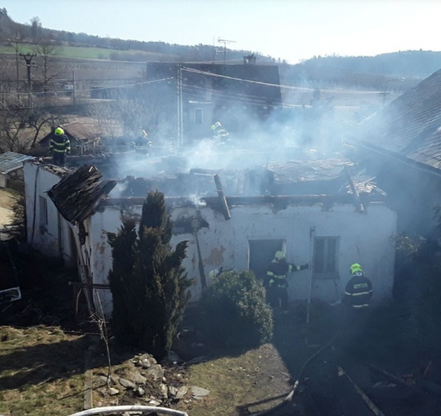 V Klopině na Šumpersku hořelo hospodářské stavení