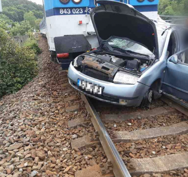 V Hlubočkách vjelo auto pod rychlík