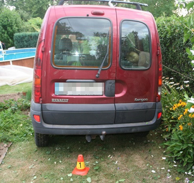 Pil, řídil a pak zaparkoval v cizí zahradě u bazénu