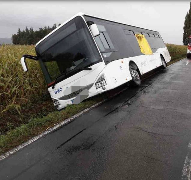 Na Šumpersku havaroval autobus, vezl děti