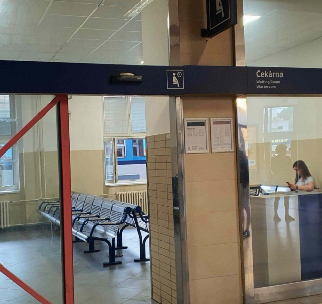 V čekárně hlavního nádraží se porvaly ženy, následovala i loupež