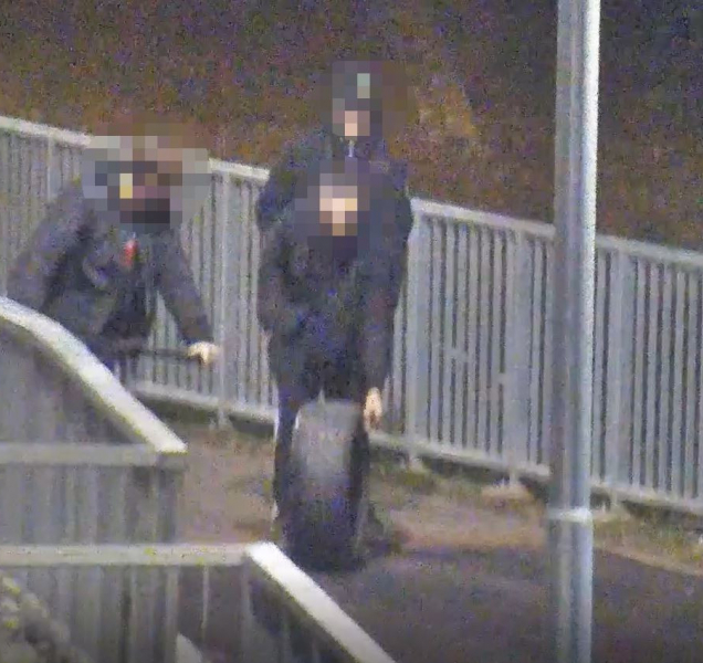 Co se dá hodit do řeky? Mladíci zkusili koloběžku a pneumatiku