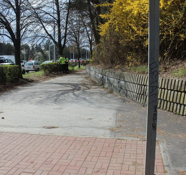 Po pádu z kola cyklista zemřel na chodníku. Policie případ šetří