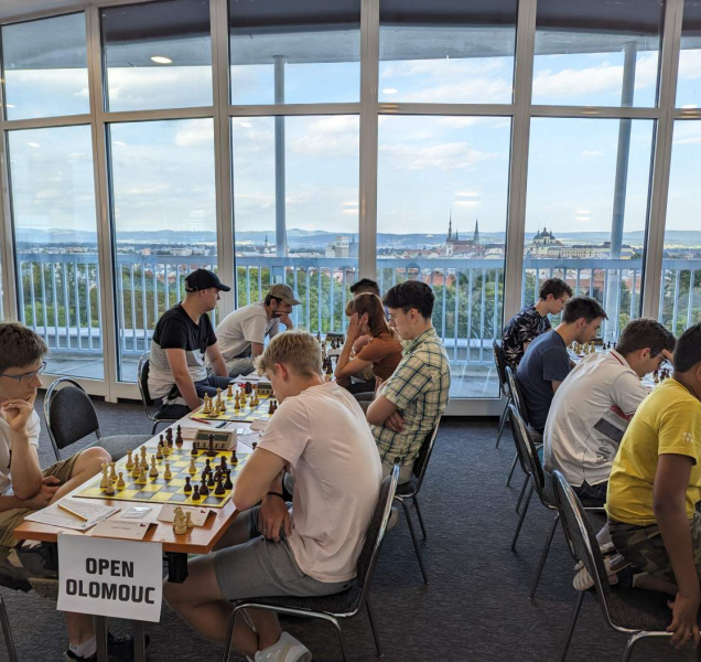 Šachisté z celého světa hrají v Olomouci