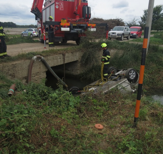 Svěřil vůz holce bez řidičáku, oba draze zaplatili