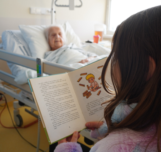 V nemocnicích v kraji chodí děti předčítat seniorům do nemocnic